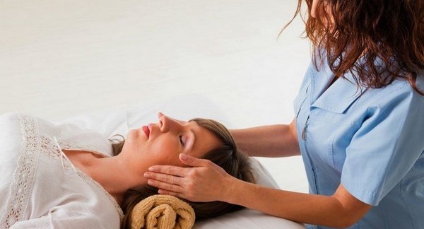 performing head massage